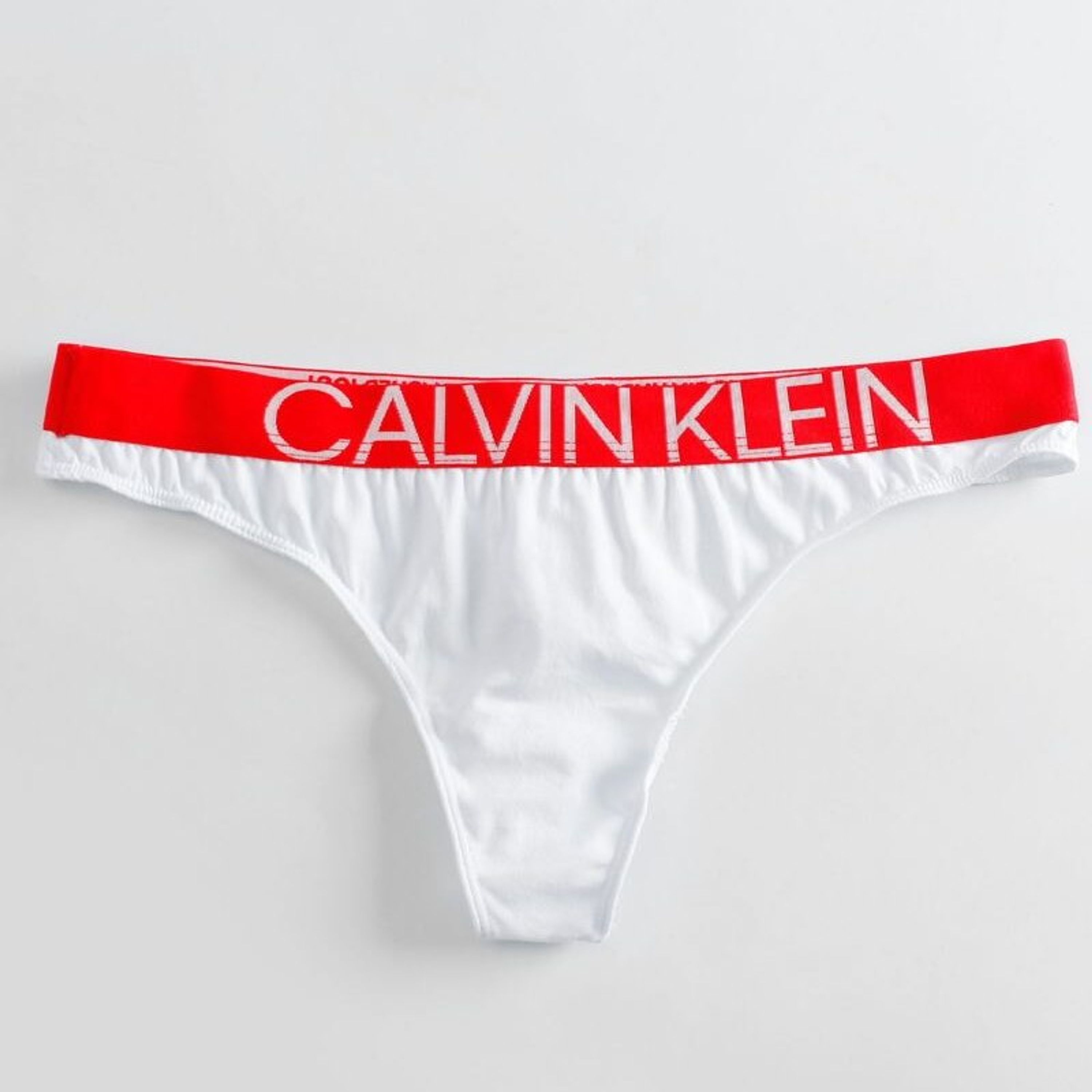 Женские трусы стринги белые Calvin Klein Women Statement 1981 фото 1