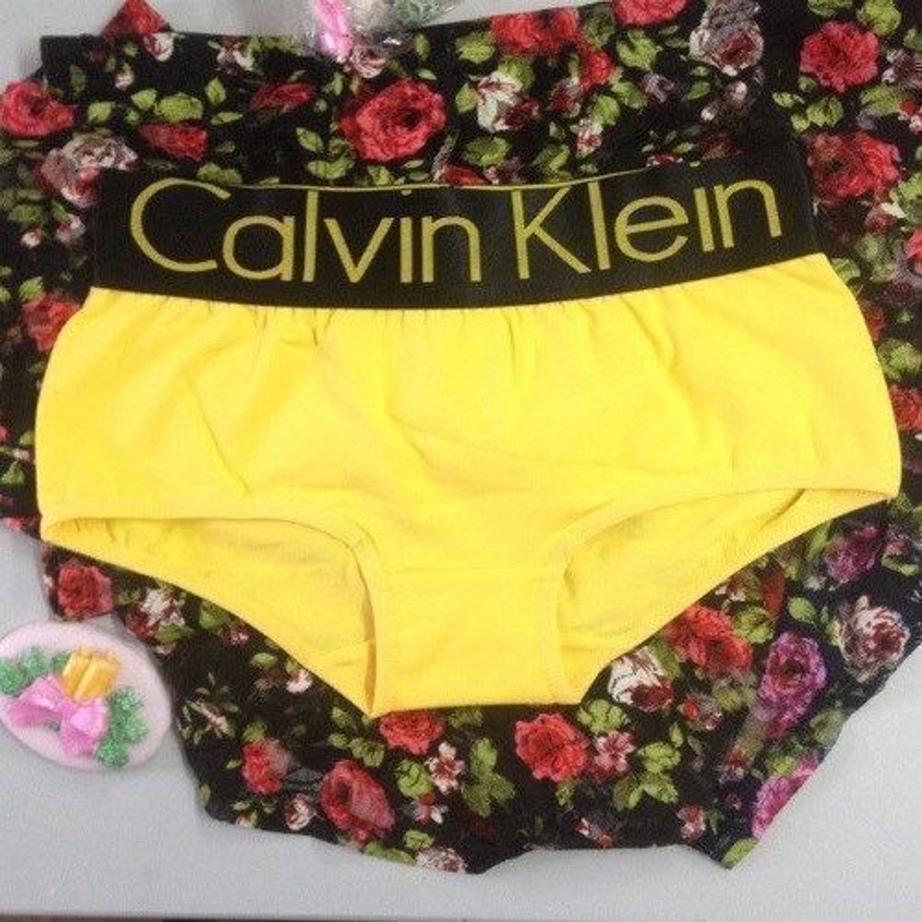 Женские трусы-шорты желтые Calvin Klein Women Hips Yellow Black фото 1