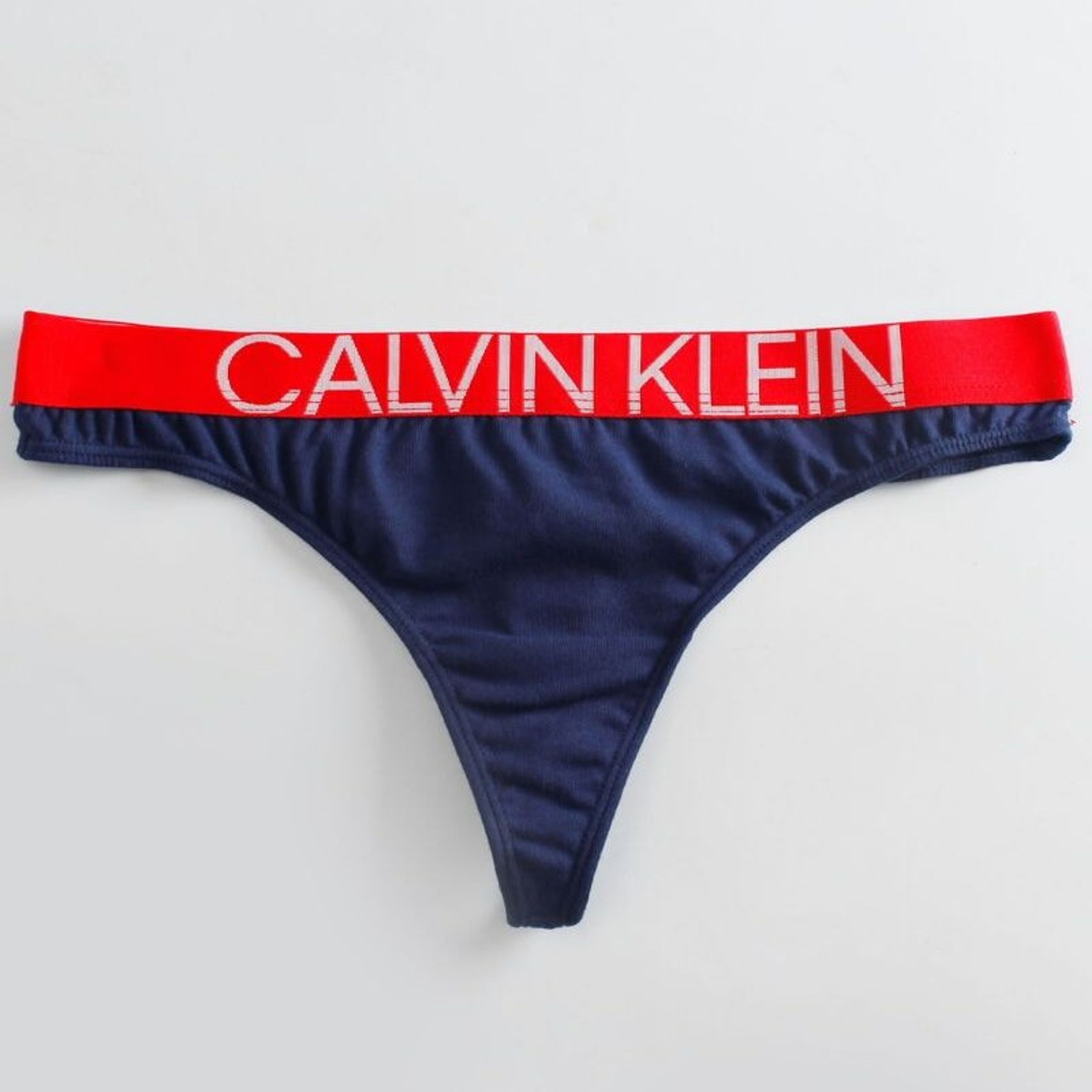 Женские трусы стринги темно-синие Calvin Klein Women Statement 1981 фото 1