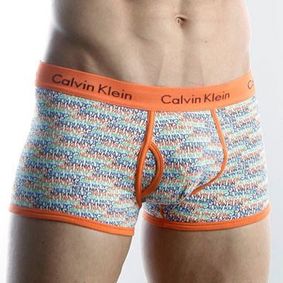 Фото Мужские трусы боксеры с оранжевой резинкой и разноцветными буквами Calvin Klein 365 print  Trunks Multicolor Letters 