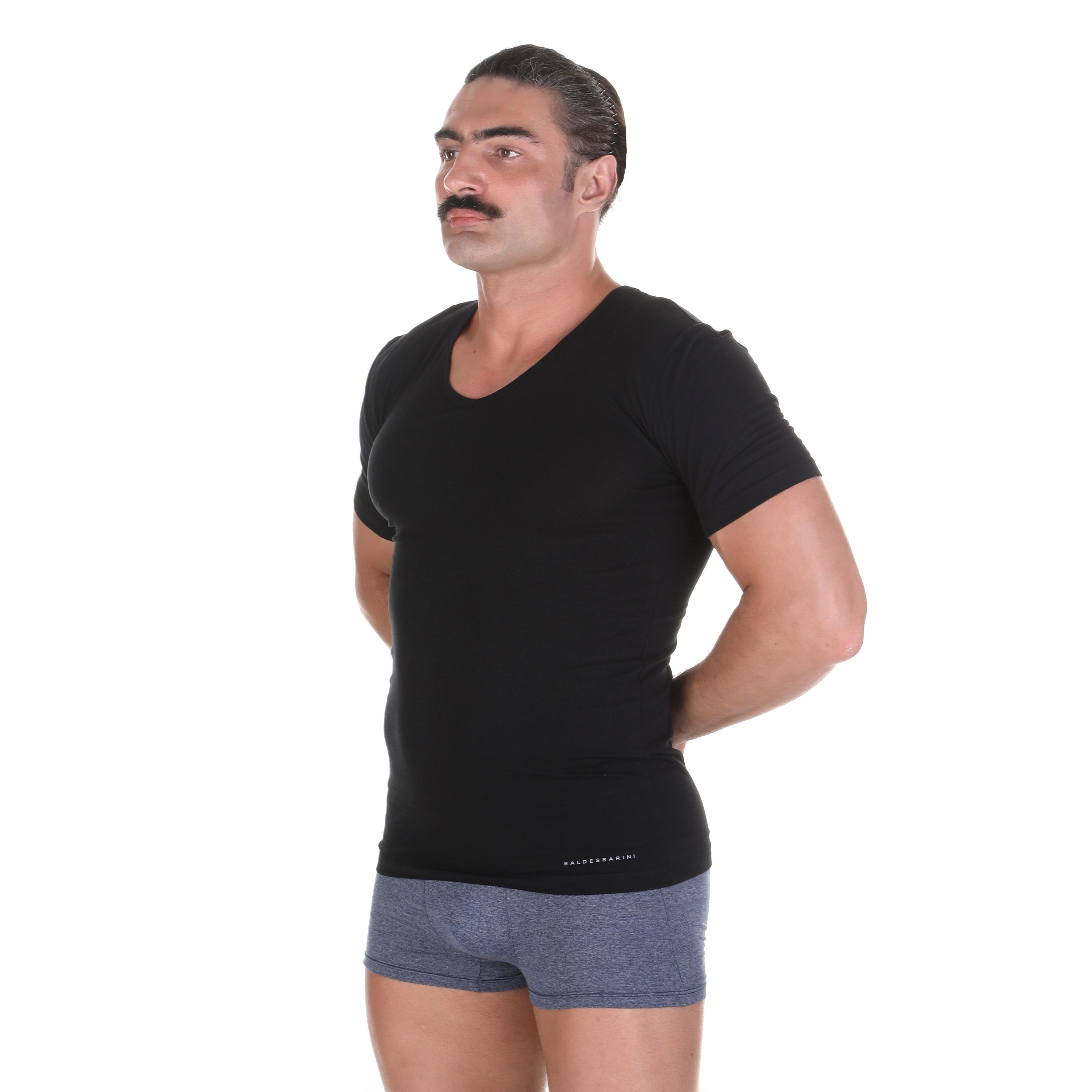 Мужская футболка черная с V-вырезом BALDESSARINI 90045/6083 930 фото 1