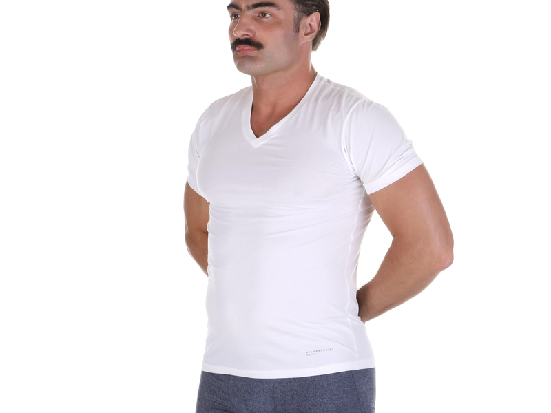 Мужская футболка белая с V-вырезом BALDESSARINI 90045/6083 110 50536